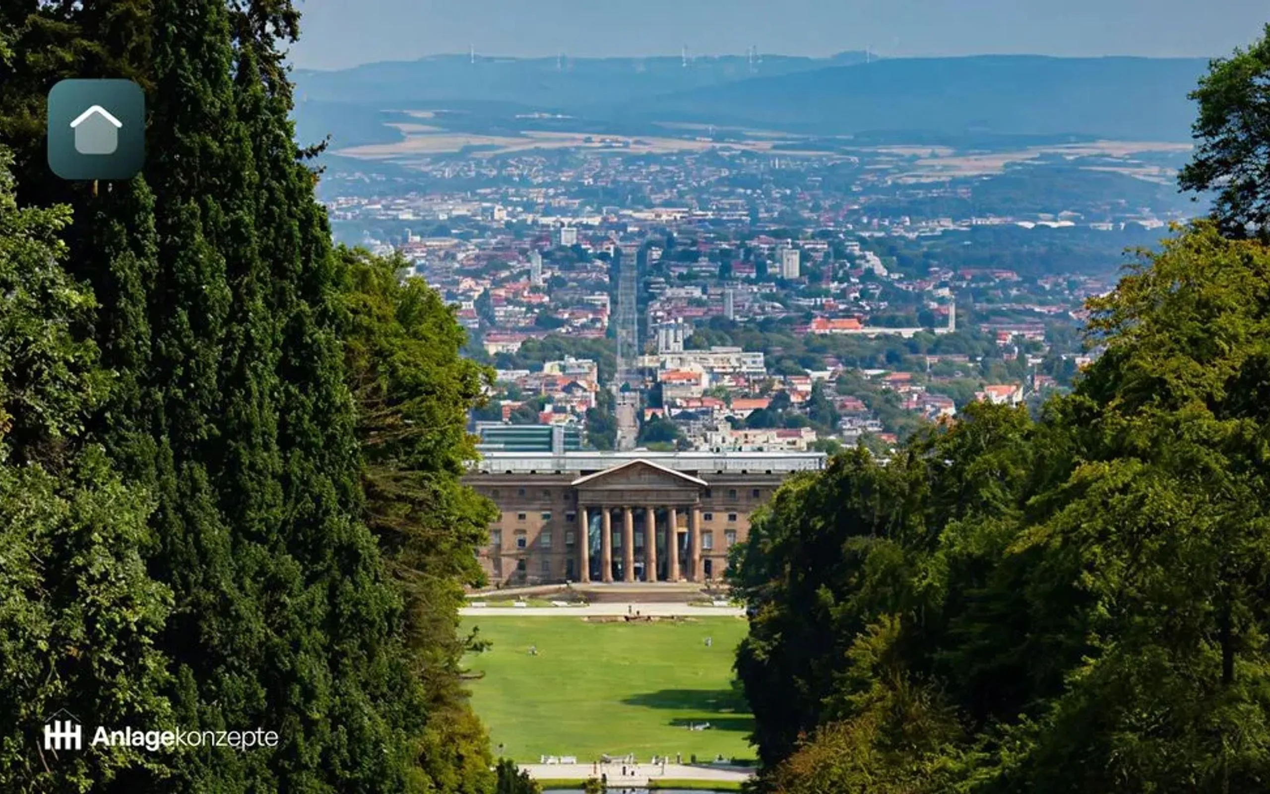 Blick vom Bergpark Wilhelmshöhe auf Kassel mit Sicht auf die Löwenburg und die Innenstadt