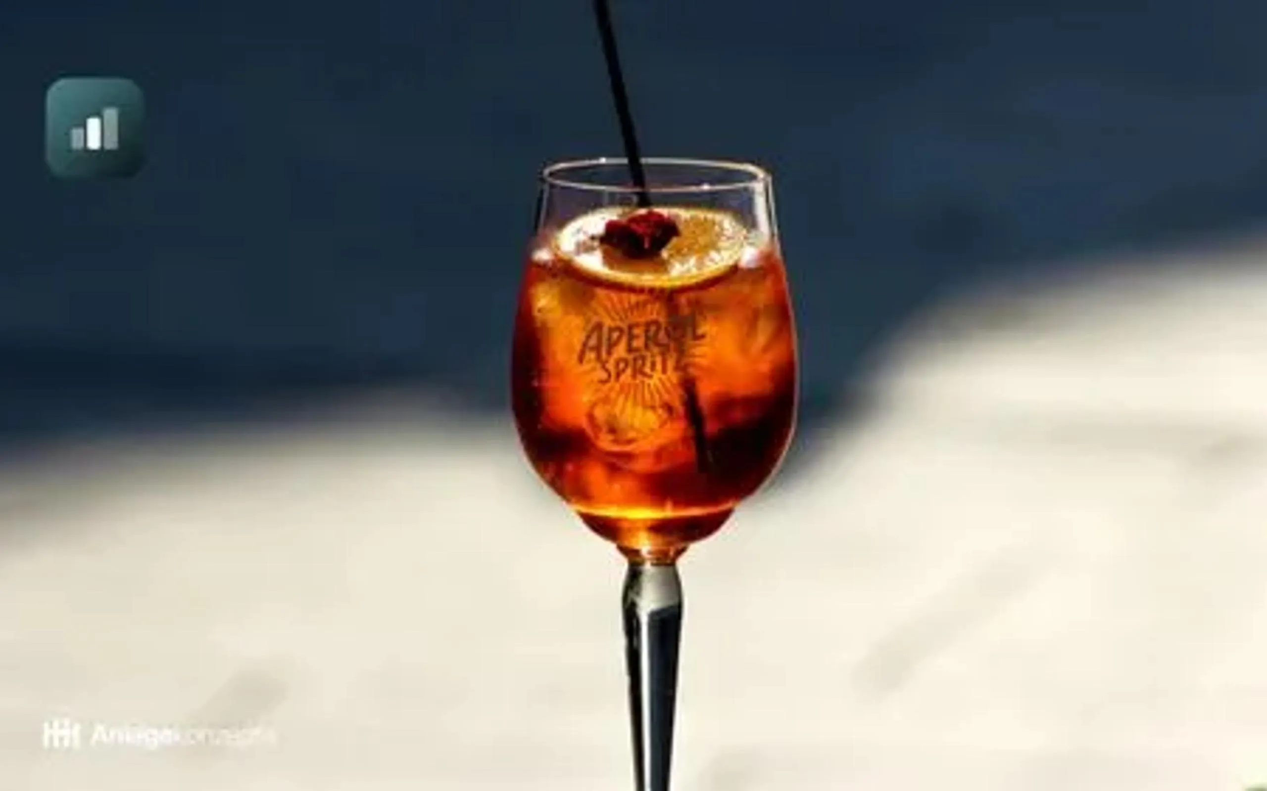 Zu sehen ist eine Frau die einen Aperol Spritz serviert