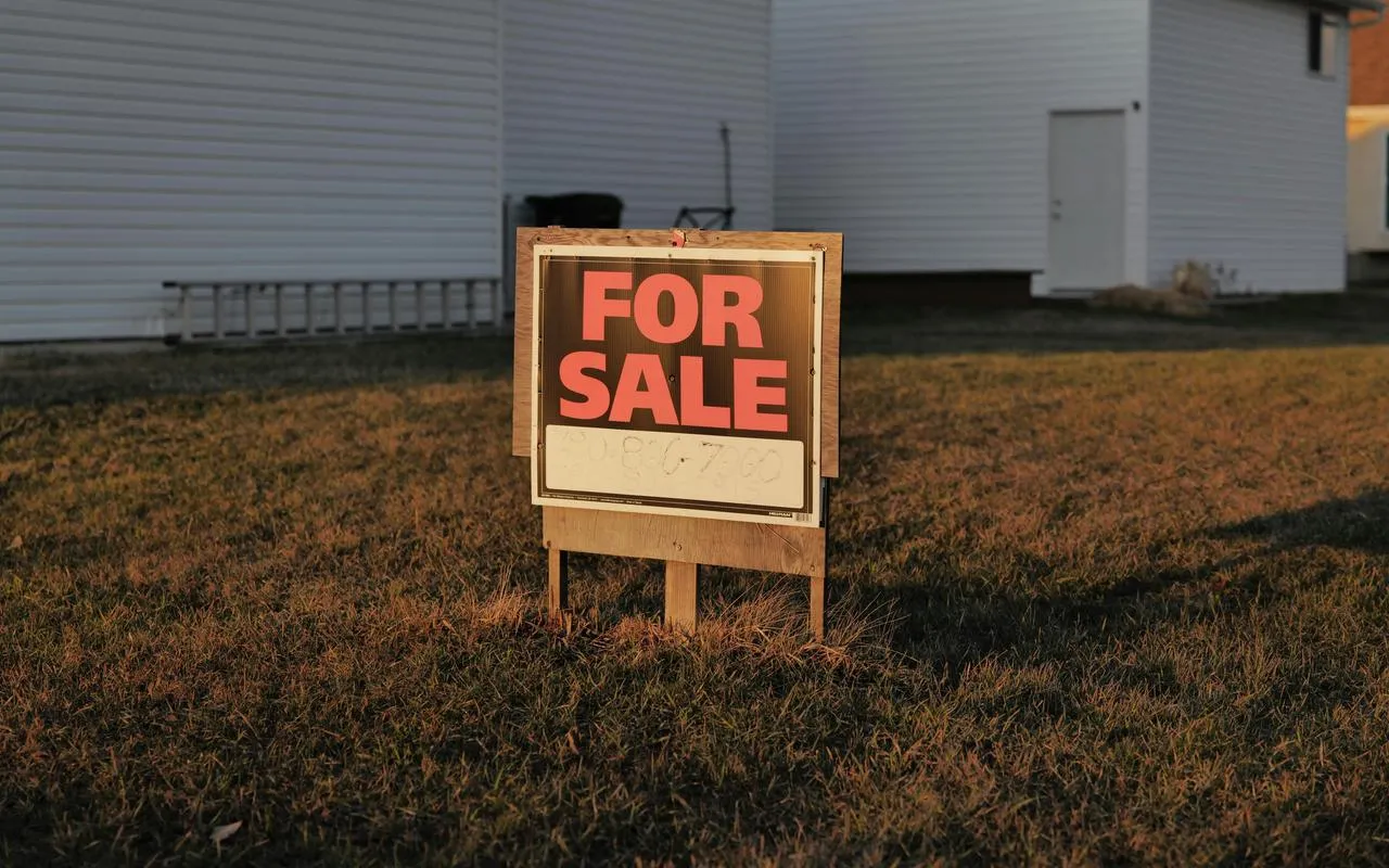 Immobilie als Kapitalanlage zu verkaufen – For-Sale-Schild vor Haus bei Sonnenuntergang