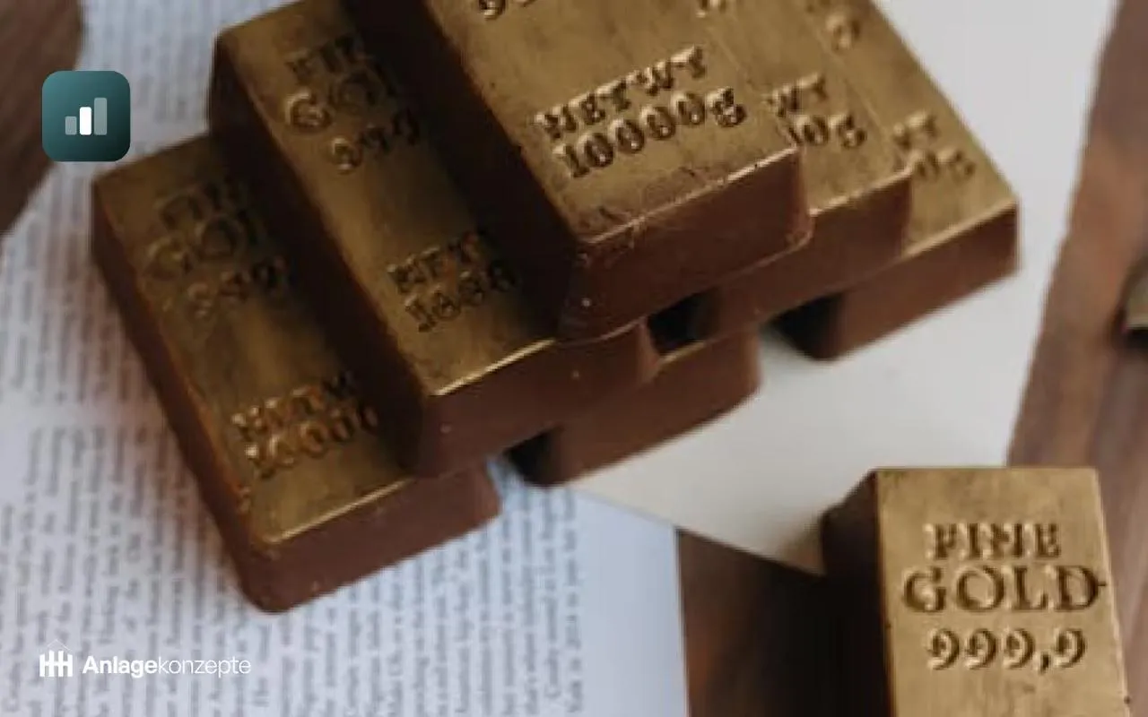 Mehrere goldene Barren auf Finanzdokumenten – Symbolbild für Investition in physisches Gold als Kapitalanlage