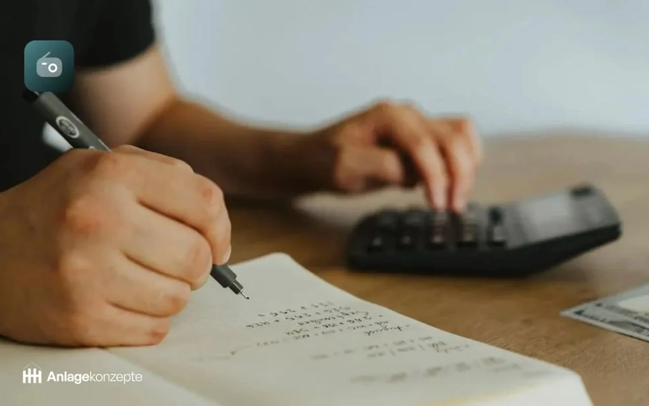 Eine Hand die etwas auf einem Zettel berechnet und ein Ta