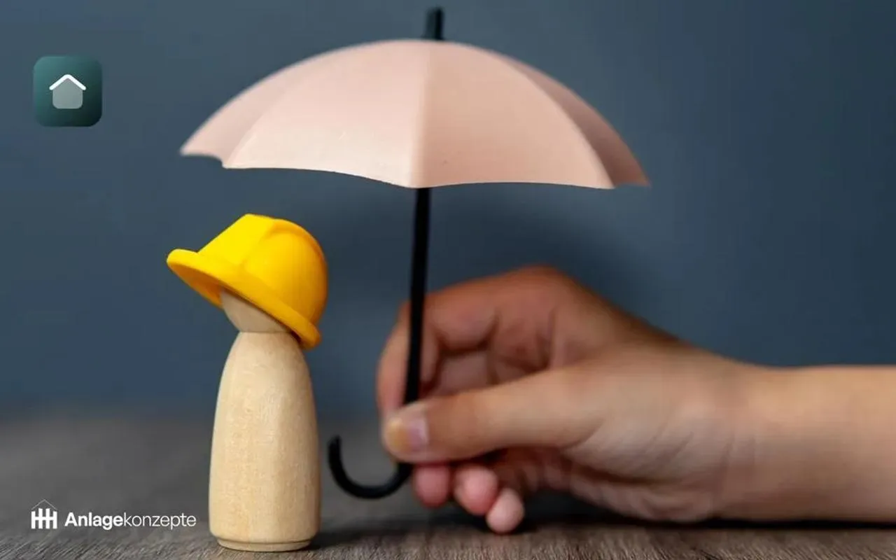 Symbolbild für Berufsunfähigkeitsversicherung: Hand hält schützenden Regenschirm über Holzfigur mit Bauhelm – Darstellung von finanzieller Absicherung bei Arbeitsunfähigkeit.